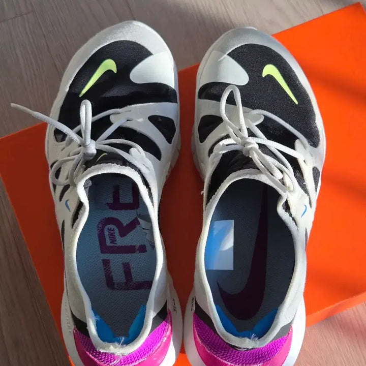 [BUNJANG] Nike Free Run 5.0 Summit White Volt Glow AQ1289-100 / 나이키 프리런 5.0 서밋 화이트 볼트 글로우 블랙 AQ1289-100