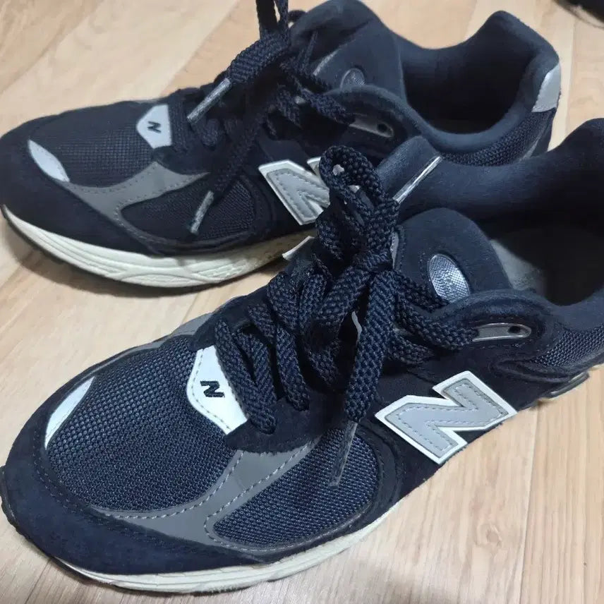 [BUNJANG] New Balance 2002 Running Shoes (255mm) / 뉴발 2002 255 팝니다