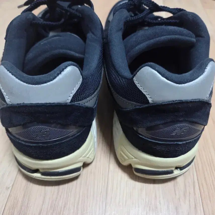 [BUNJANG] New Balance 2002 Running Shoes (255mm) / 뉴발 2002 255 팝니다