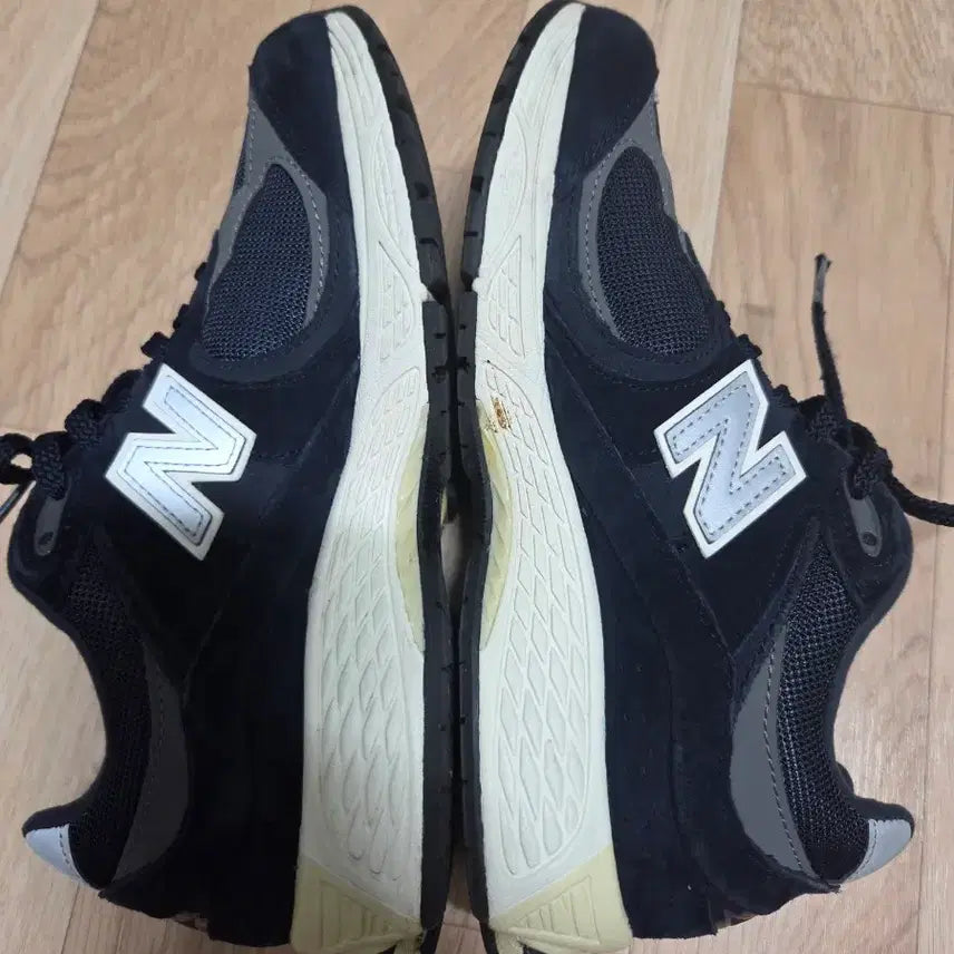 [BUNJANG] New Balance 2002 Running Shoes (255mm) / 뉴발 2002 255 팝니다
