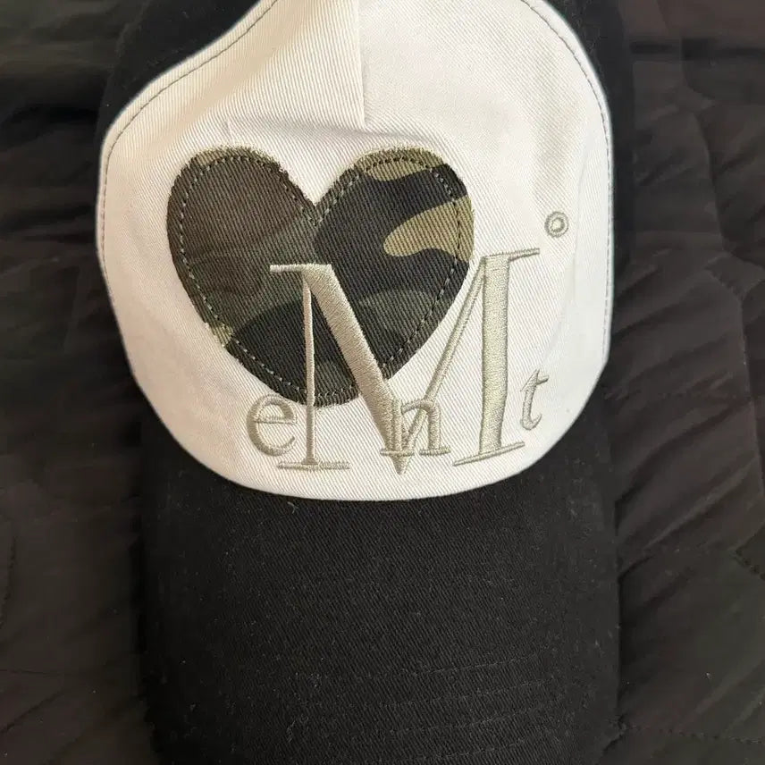 [BUNJANG] Musent Heart Patch Ball Cap White/Black / 무센트 하트 패치 볼캡 화이트/블랙