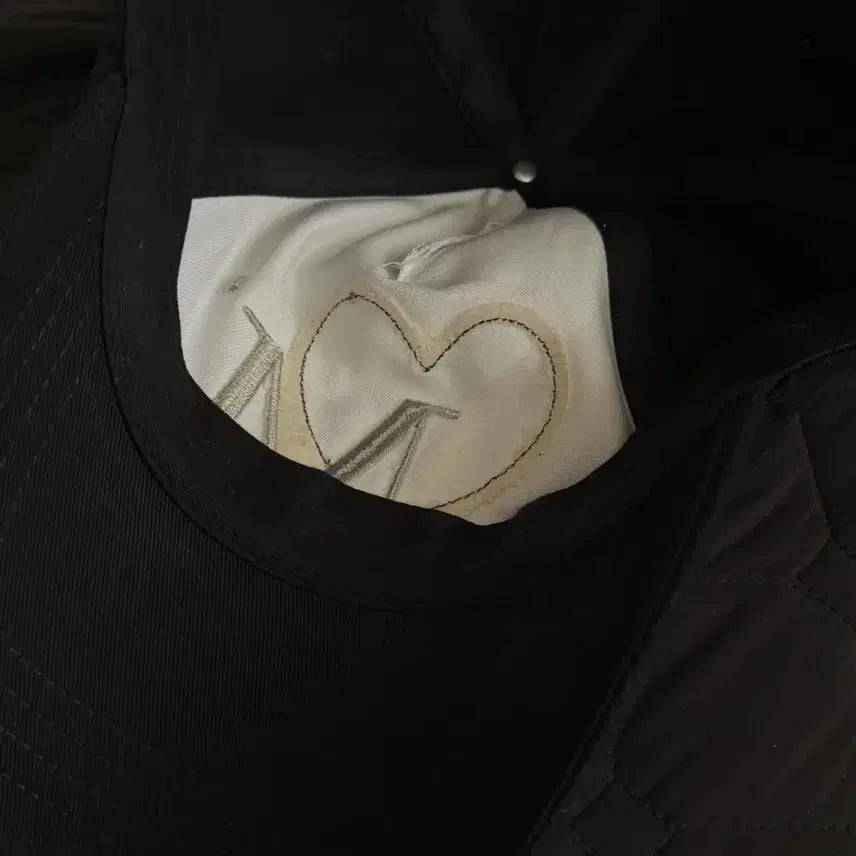 [BUNJANG] Musent Heart Patch Ball Cap White/Black / 무센트 하트 패치 볼캡 화이트/블랙