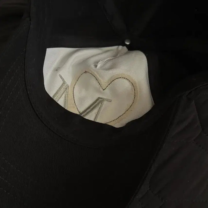 [BUNJANG] Musent Heart Patch Ball Cap White/Black / 무센트 하트 패치 볼캡 화이트/블랙