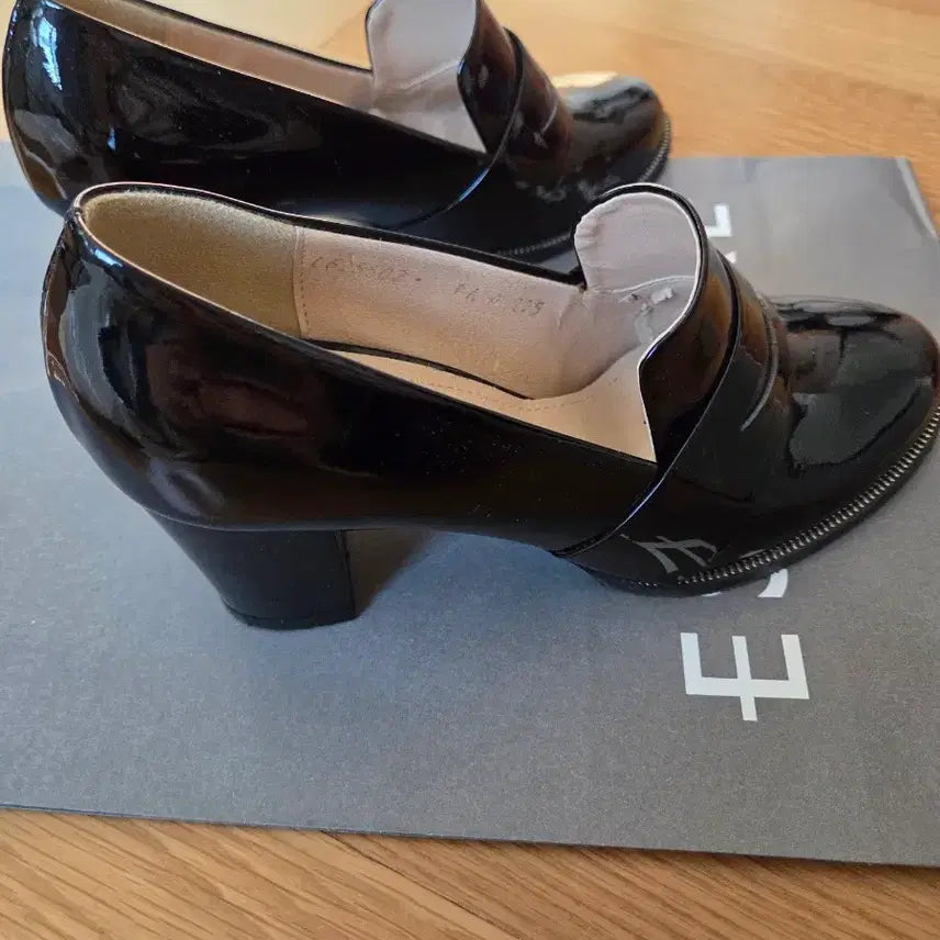 [BUNJANG] Mook Patent Leather Heels - Size 225 / 무크(mook) 애나멜 구두