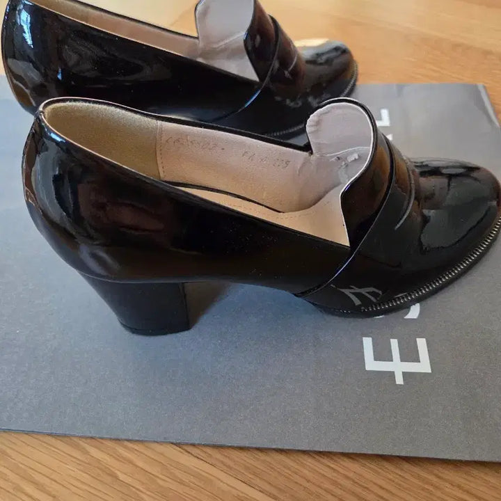 [BUNJANG] Mook Patent Leather Heels - Size 225 / 무크(mook) 애나멜 구두