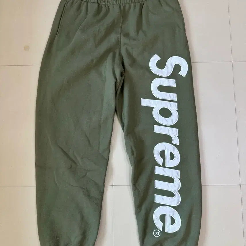 [BUNJANG] Supreme Satin Appliqué Sweatpants Light Olive / 슈프림 사틴 아플리케 스웨트팬츠 라이트 올리브 - 23FW