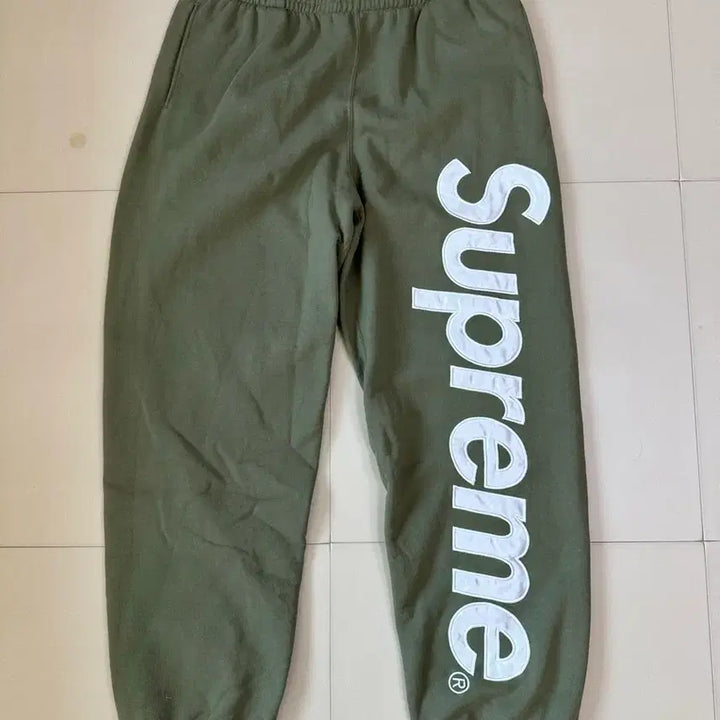 [BUNJANG] Supreme Satin Appliqué Sweatpants Light Olive / 슈프림 사틴 아플리케 스웨트팬츠 라이트 올리브 - 23FW