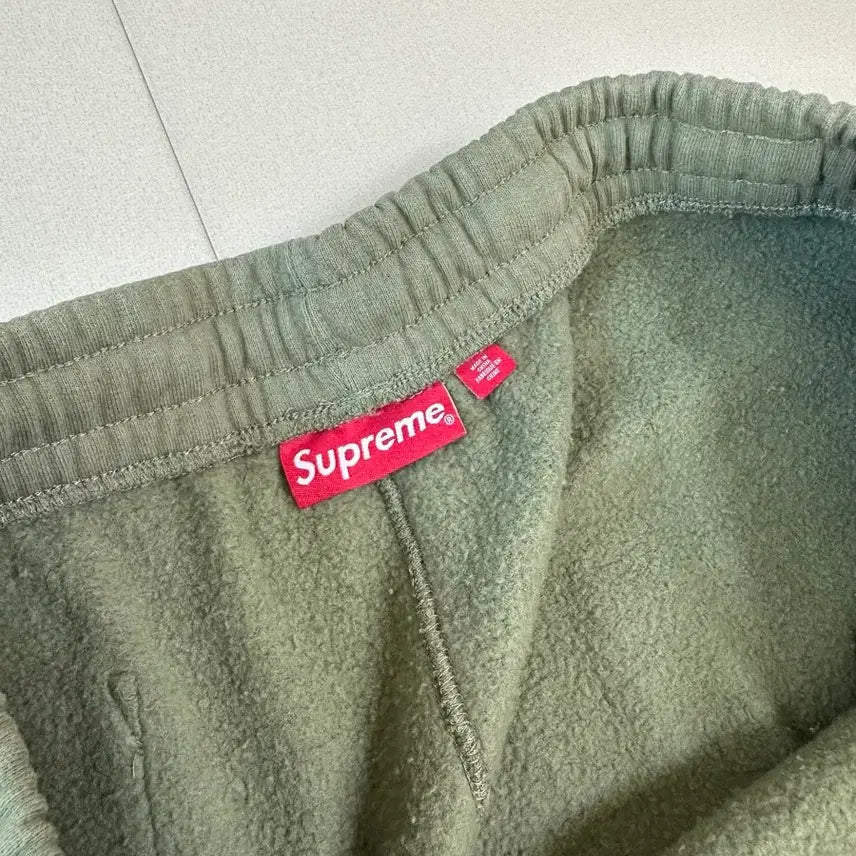 [BUNJANG] Supreme Satin Appliqué Sweatpants Light Olive / 슈프림 사틴 아플리케 스웨트팬츠 라이트 올리브 - 23FW