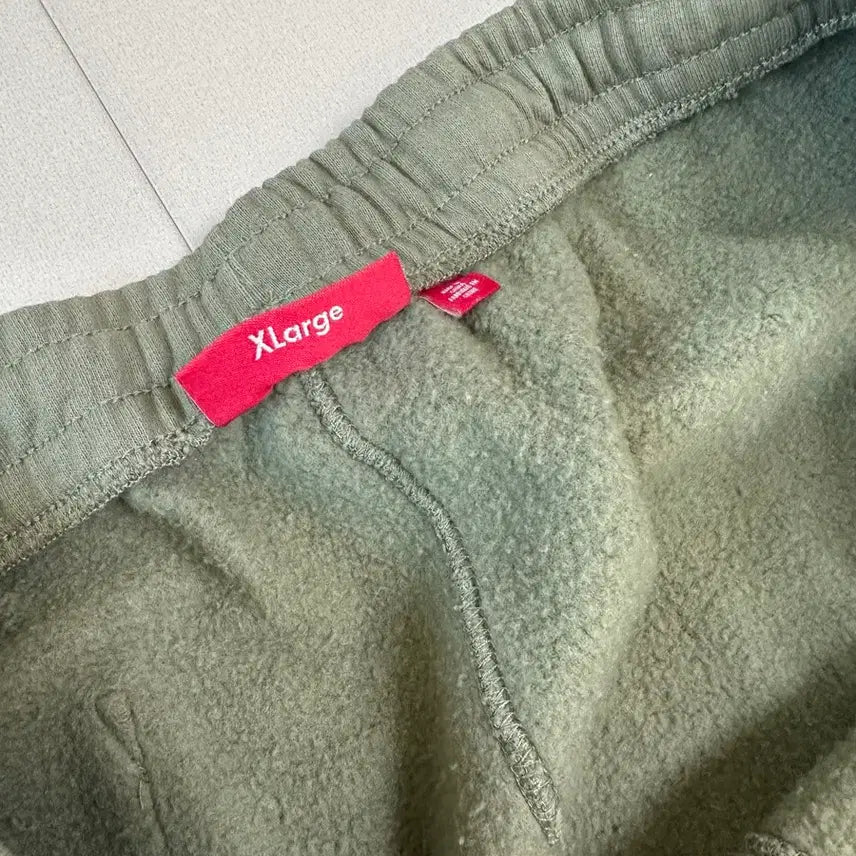 [BUNJANG] Supreme Satin Appliqué Sweatpants Light Olive / 슈프림 사틴 아플리케 스웨트팬츠 라이트 올리브 - 23FW