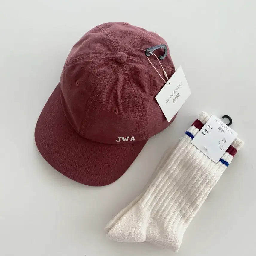 [BUNJANG] Uniqlo JWA Collaboration Ball Cap &amp; Ribbed Socks Set / [새상품] 유니클로 JWA 볼캡 + 흰색 골지 양말