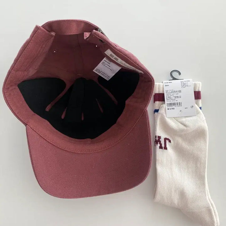 [BUNJANG] Uniqlo JWA Collaboration Ball Cap &amp; Ribbed Socks Set / [새상품] 유니클로 JWA 볼캡 + 흰색 골지 양말