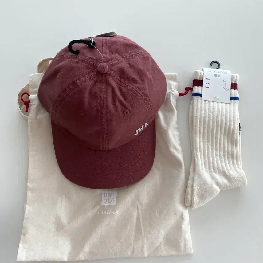 [BUNJANG] Uniqlo JWA Collaboration Ball Cap &amp; Ribbed Socks Set / [새상품] 유니클로 JWA 볼캡 + 흰색 골지 양말