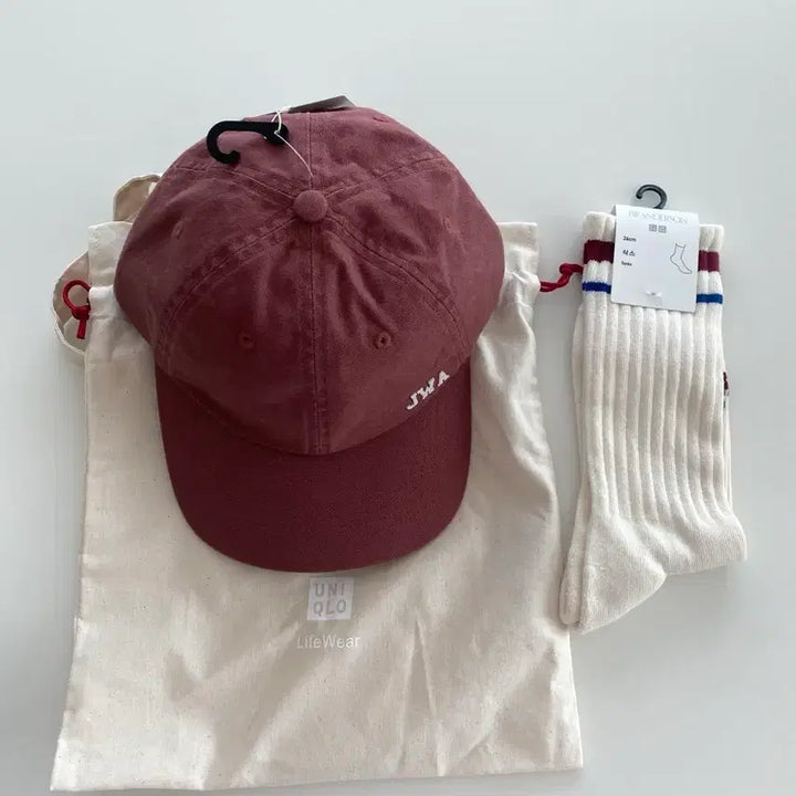 [BUNJANG] Uniqlo JWA Collaboration Ball Cap &amp; Ribbed Socks Set / [새상품] 유니클로 JWA 볼캡 + 흰색 골지 양말