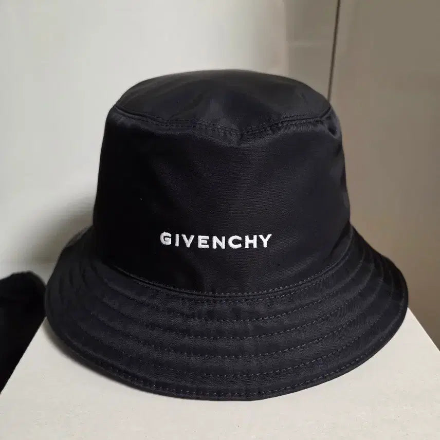 [BUNJANG] Givenchy Embroidered Logo Bucket Hat Black / 지방시 자수 로고 버킷햇 블랙