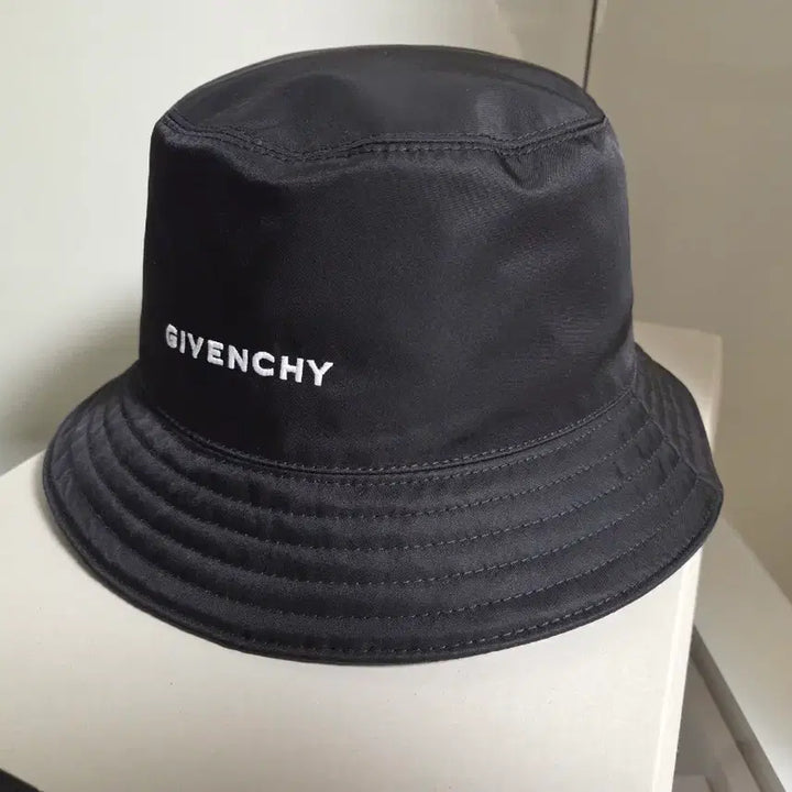[BUNJANG] Givenchy Embroidered Logo Bucket Hat Black / 지방시 자수 로고 버킷햇 블랙