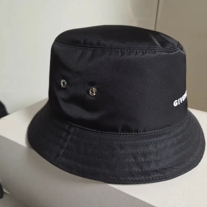 [BUNJANG] Givenchy Embroidered Logo Bucket Hat Black / 지방시 자수 로고 버킷햇 블랙