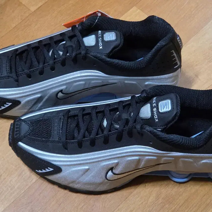 [BUNJANG] Nike Shox R4 Metallic Silver Black Sneakers / 나이키 샥스 R4 메탈릭 실버 블랙 새상품