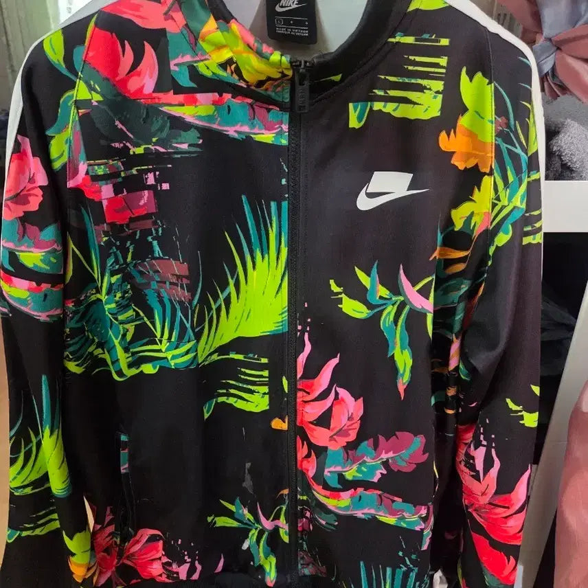 [BUNJANG] Nike Track Top Zip-Up Black Neon Floral Pattern Jersey L / [희귀템]나이키 트랙탑 집업 블랙 네온 플로럴 패턴 (L) / 져지