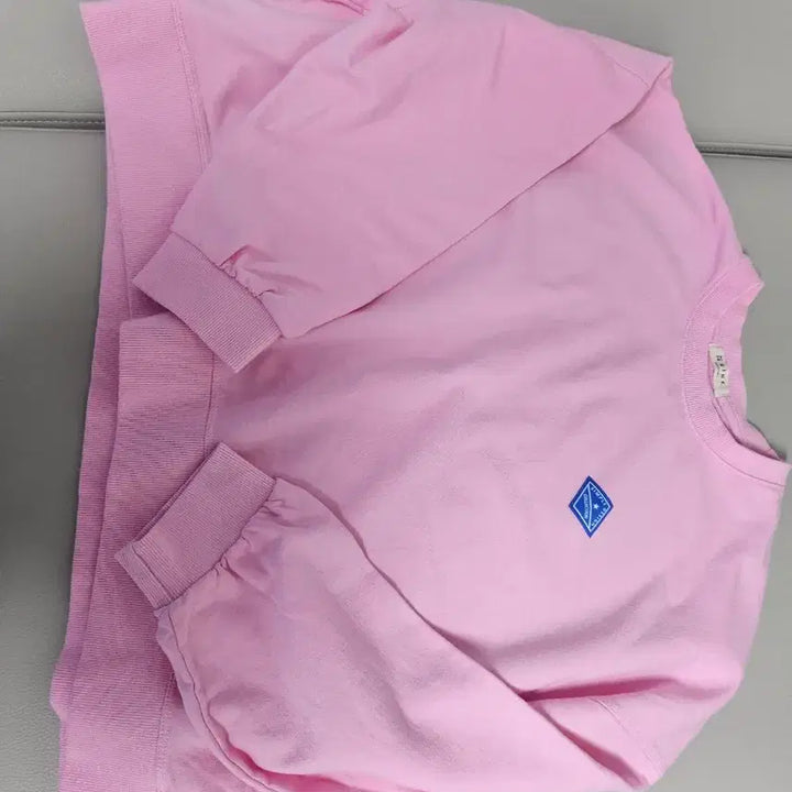[BUNJANG] Unused Pink Sweatshirt with Embroidery and Patch / 선물받은 새상품 맨투맨