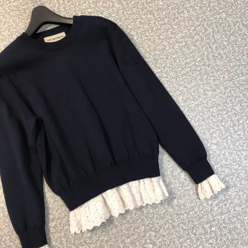 [BUNJANG] TOM GREYHOUND Navy Lace Knit with Eyelet Detail / 한섬 톰그레이하운드 21년 네이비 프릴 레이스 니트 아일렛 아뜰리에