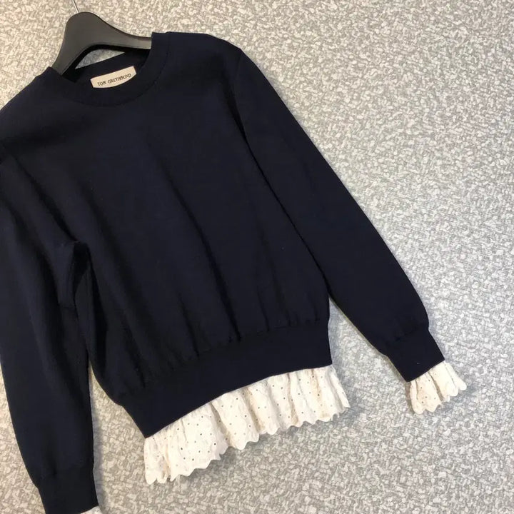 [BUNJANG] TOM GREYHOUND Navy Lace Knit with Eyelet Detail / 한섬 톰그레이하운드 21년 네이비 프릴 레이스 니트 아일렛 아뜰리에