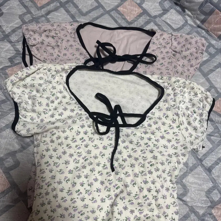 [BUNJANG] Ablie Flower Ribbon Short Sleeve T-Shirt / 에이블리 플라워 리본 반팔