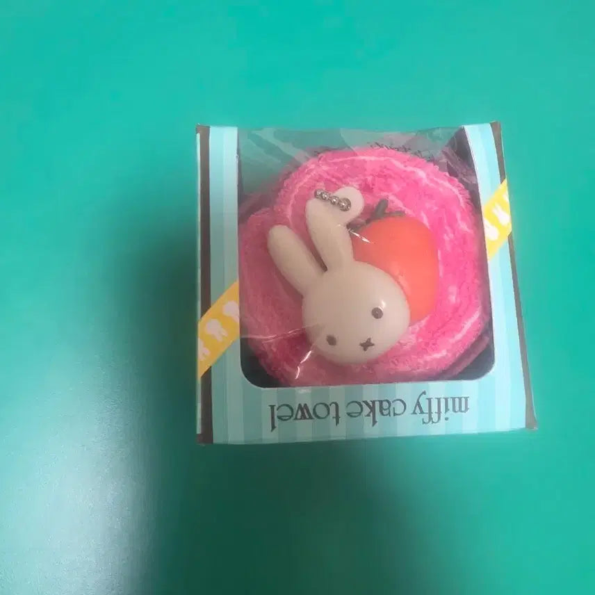 [BUNJANG] Miffy Towel Cake with Miffy Keychain / 미피타올케이크(+미피키링)