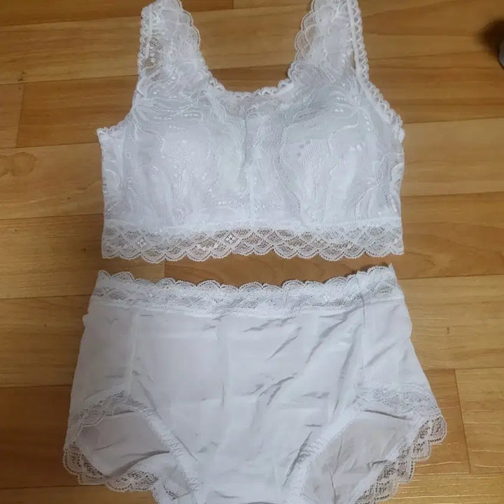 [BUNJANG] White Lace Bralette Panty Set / 화이트 레이스 브라 팬티 중고