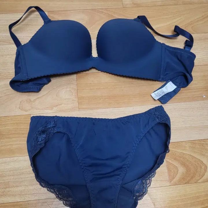 [BUNJANG] Aimée Feel Bra Panty Set Navy Lace / 에메필 브라 팬티 세트 중고