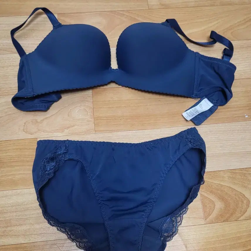 [BUNJANG] Aimée Feel Bra Panty Set Navy Lace / 에메필 브라 팬티 세트 중고