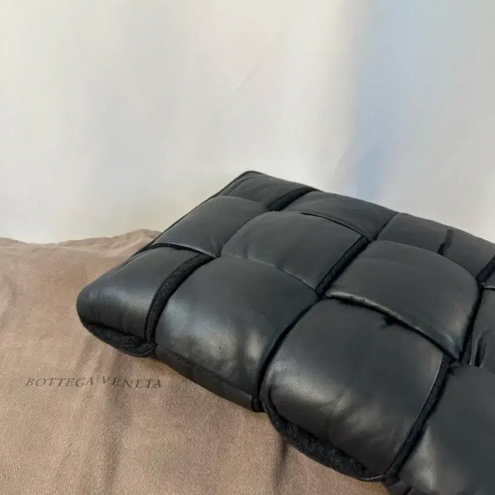 [BUNJANG] Bottega Veneta Padded Document Case Clutch Bag 641039 / (S급/정품)보테가 베네타 패딩 도큐먼트 케이스 클러치백 판매합니다.