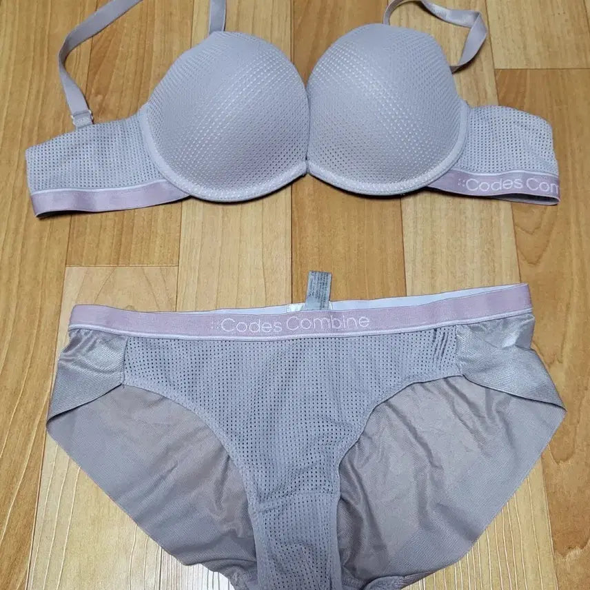 [BUNJANG] Codes Combine Bra and Panty Set / 코데즈 브라 팬티 세트 중고