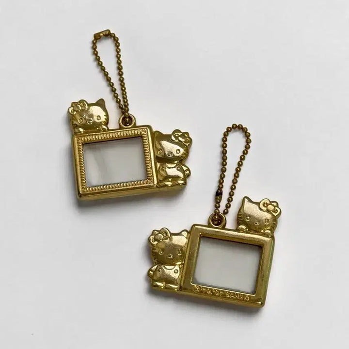 [BUNJANG] Vintage Hello Kitty Gold Frame Keychain with Photo Holder / 빈티지 헬로키티 골드 액자 키링 / 스티커사진 키링
