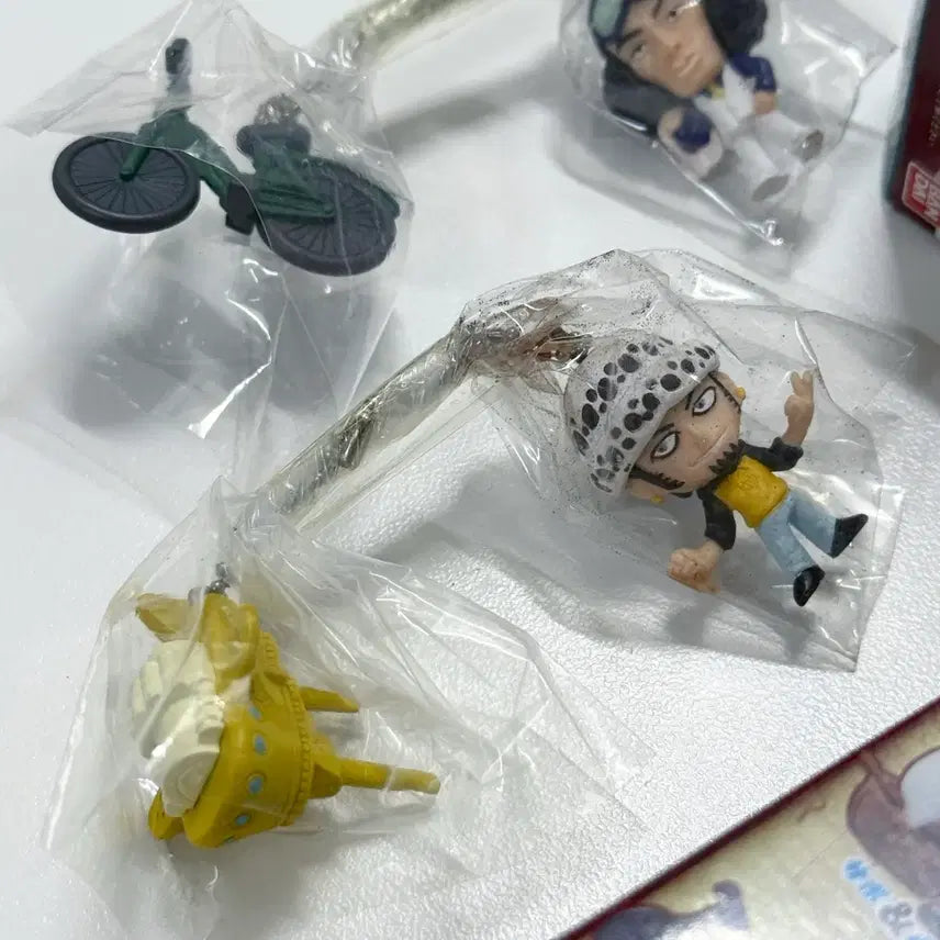 [BUNJANG] One Piece 2011 Collection Figures Trafalgar Law &amp; Aokiji Marine Ship Keychain Bundle Set / 일괄) 원피스 2011 고전 피규어 배 해적선 키링 로우 아오키지 가챠