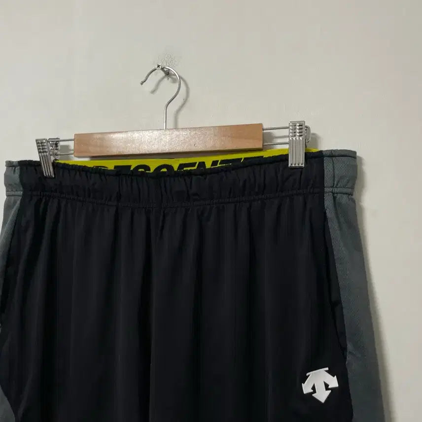 [BUNJANG] Descente Functional Stretch Banding Shorts / 33-34 데상트 기능성 스판 밴딩 반바지 정품