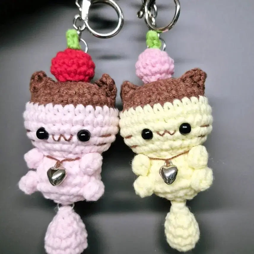 [BUNJANG] Cherry Cat Keychain with Waggling Tail / 살랑꼬리 체리냥키링