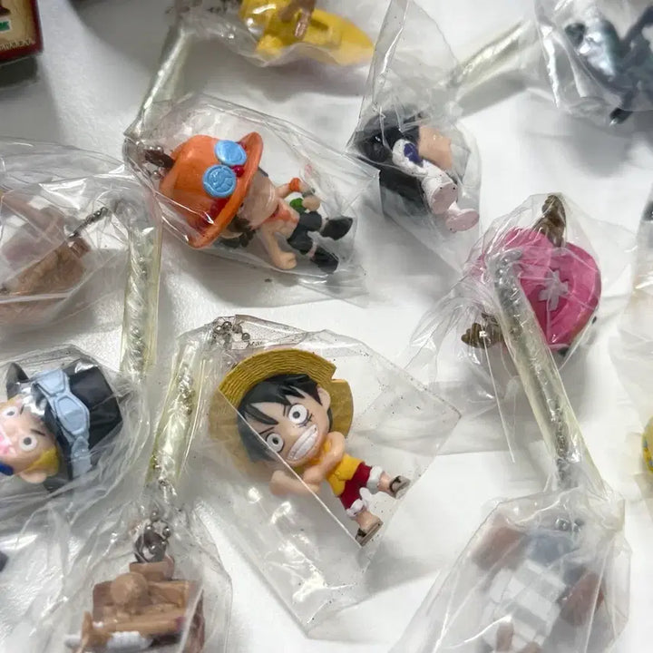 [BUNJANG] One Piece 2011 Classic Figure Set Marine Pirate Ship Keyring Gacha Luffy, Chopper, Law / 풀셋) 원피스 2011 고전 피규어 배 해적선 키링 가챠 루피 쵸파 로우