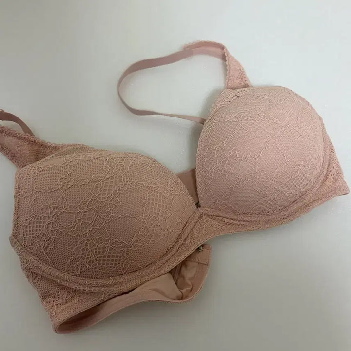 [BUNJANG] Uniqlo Skin Lace Bra Set (3 pcs) / 브랜드 브라 새상품 3개