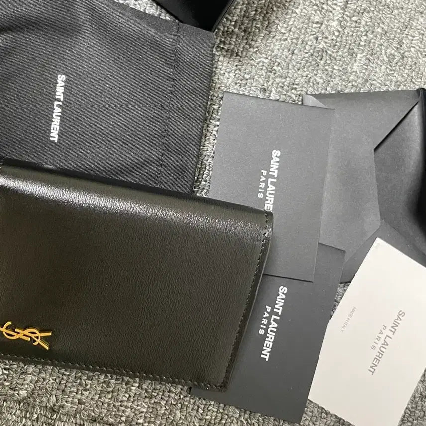 [SOLD OUT] 입생로랑 생로랑 남성 반지갑 새상품