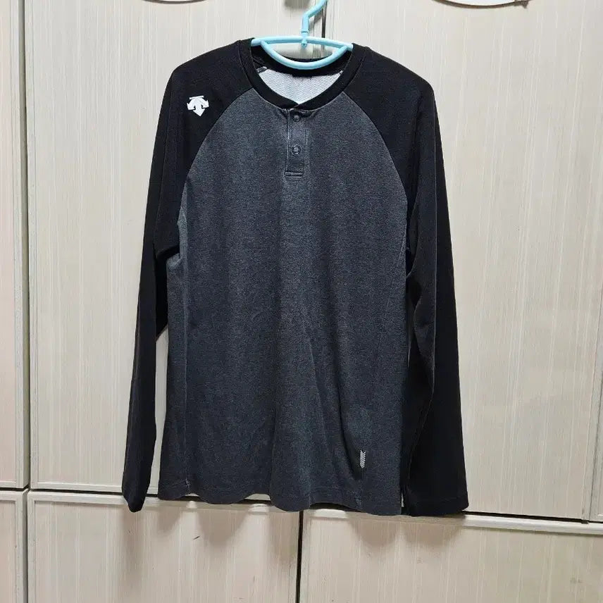 [BUNJANG] Descente Two-Tone Henley Long Sleeve T-Shirt Size 100 / 데상트 헨리넥 긴팔티100