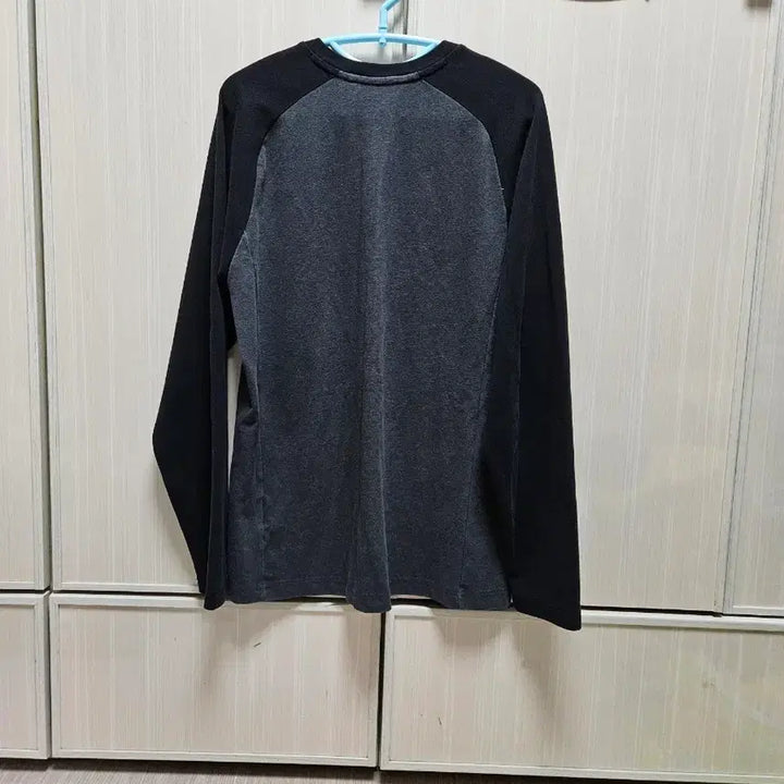[BUNJANG] Descente Two-Tone Henley Long Sleeve T-Shirt Size 100 / 데상트 헨리넥 긴팔티100