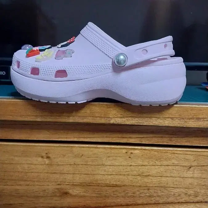 [BUNJANG] Crocs Classic Platform Pearl Clog Sandals W6 (230mm) / 크록스  플랫폼 펄 클로그 샌들.W6.230