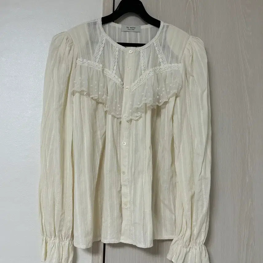 [BUNJANG] Bycinii Brick Lace Blouse - Ivory / 바이씨니 제작 브릭레이스 블라우스 아이