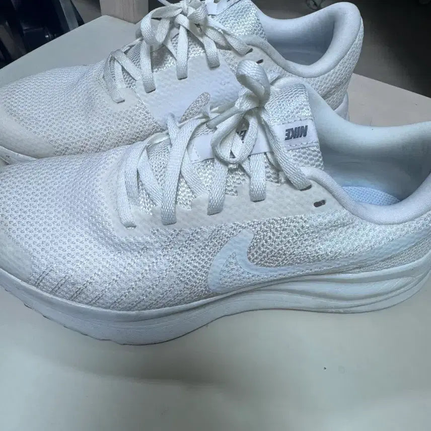 [BUNJANG] Nike Revolution 5 Mesh White Sneakers / 나이키 흰색 운동화 메쉬