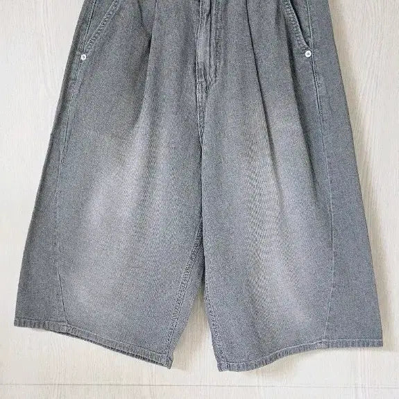 [BUNJANG] Washing Denim Pintuck Bermuda Shorts (Gray) / S,M워싱 데님 핀턱 버뮤다팬츠