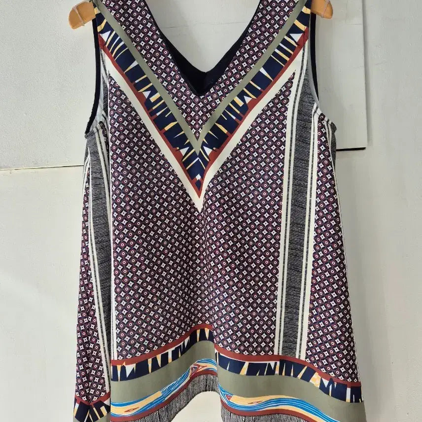 [BUNJANG] BENETTON Sleeveless Blouse Size 44 / BENETTON 나시 블라우스 44사이즈