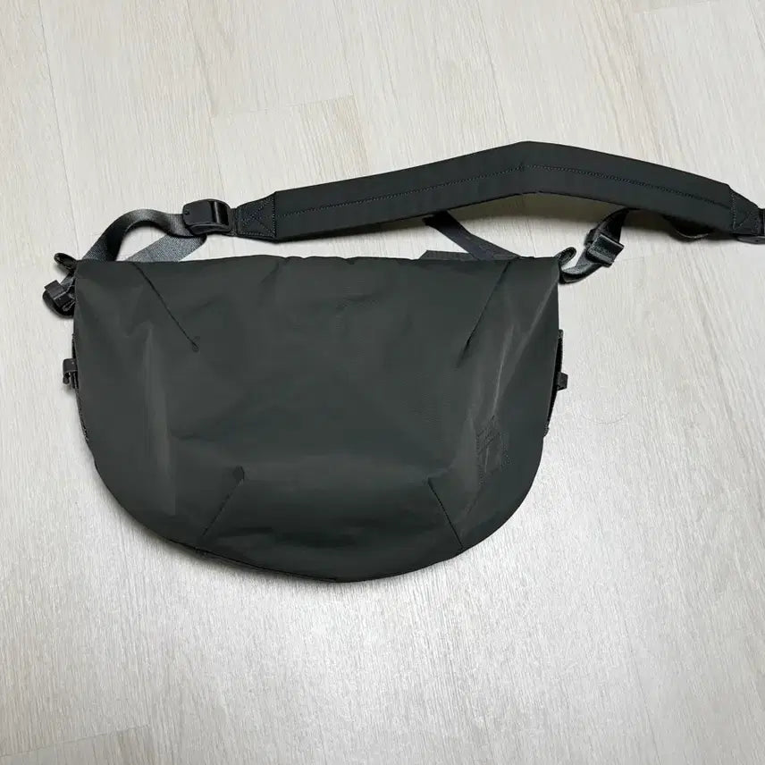 [BUNJANG] Blankov x Graphpaper Small Crescent Bag Olive Gray / 블랭코브x그라프페이퍼 스몰 크레센트백 올리브그레이