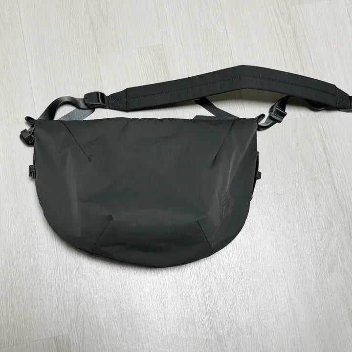 [BUNJANG] Blankov x Graphpaper Small Crescent Bag Olive Gray / 블랭코브x그라프페이퍼 스몰 크레센트백 올리브그레이