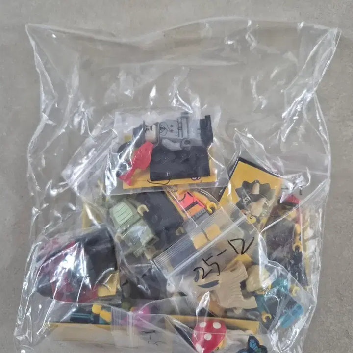 [BUNJANG] LEGO Minifigures Series 25 Complete Set (12 Figures) / 레고 미니피규어 시즌25 12종 한세트 팝니다.