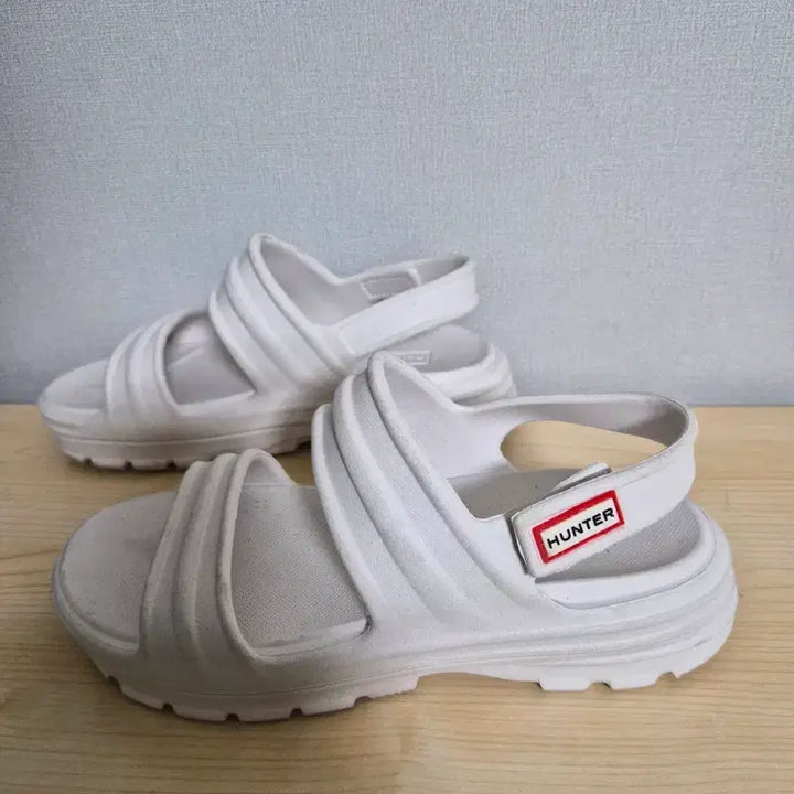 [BUNJANG] Hunter Bloom Sandals White Velcro Shoes - Size 240 (UK 5W) / 240 헌터 블룸 샌들 화이트 벨크로 슈즈-703